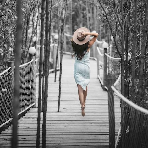 Design sans titre - 1 Femme adulte se reconnectant à son corps dans une démarche de confiance en soi